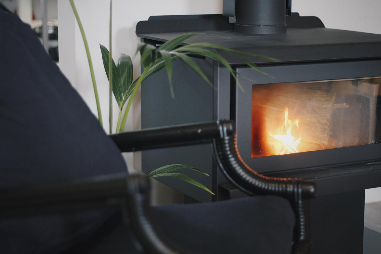 Hugo & Carters Backpackers & Motel Tauranga Exterior foto A wood stove