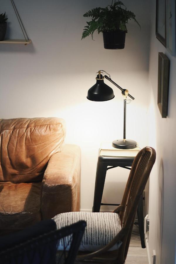 Hugo & Carters Backpackers & Motel Tauranga Exterior foto A table lamp
