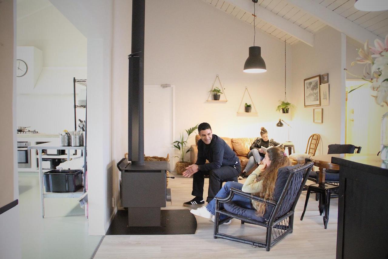 Hugo & Carters Backpackers & Motel Tauranga Exterior foto A wood burning stove in a home