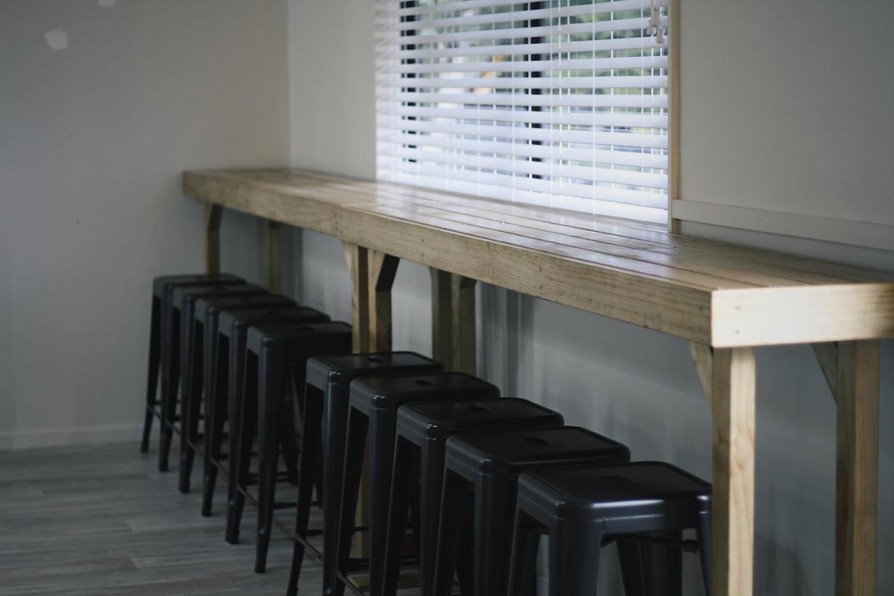 Hugo & Carters Backpackers & Motel Tauranga Exterior foto A bar table