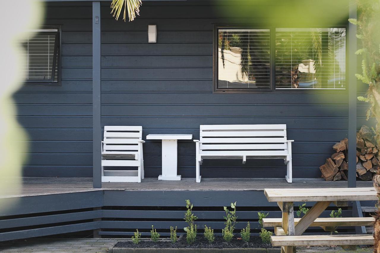 Hugo & Carters Backpackers & Motel Tauranga Exterior foto A modern bench