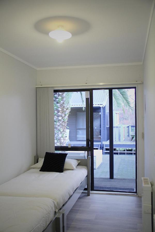 Hugo & Carters Backpackers & Motel Tauranga Exterior foto A sliding door