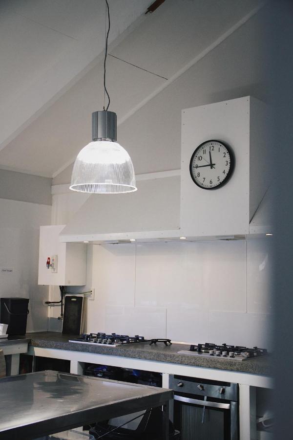 Hugo & Carters Backpackers & Motel Tauranga Exterior foto A wall clock