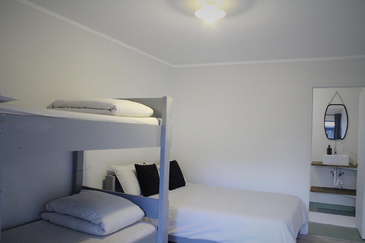 Hugo & Carters Backpackers & Motel Tauranga Exterior foto A room at the hotel