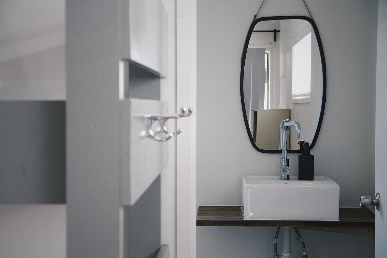 Hugo & Carters Backpackers & Motel Tauranga Exterior foto Bathroom