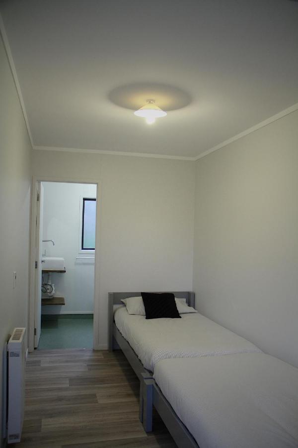 Hugo & Carters Backpackers & Motel Tauranga Exterior foto A room at the motel
