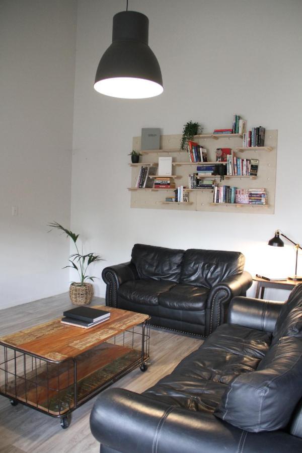 Hugo & Carters Backpackers & Motel Tauranga Exterior foto A living room with a leather sofa