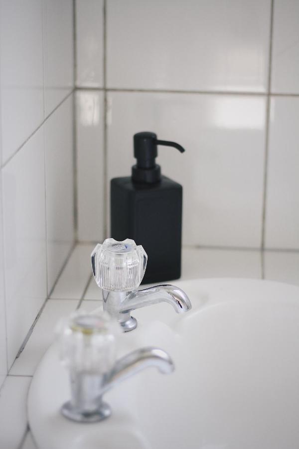 Hugo & Carters Backpackers & Motel Tauranga Exterior foto A soap dispenser