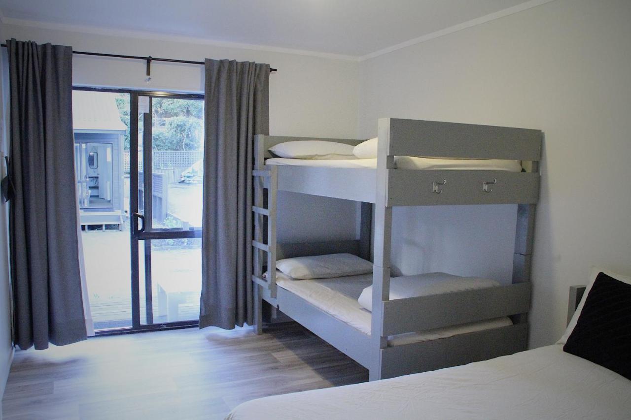 Hugo & Carters Backpackers & Motel Tauranga Exterior foto A bunk bed in a hotel room