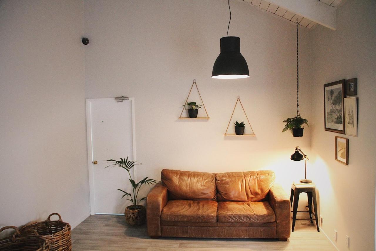 Hugo & Carters Backpackers & Motel Tauranga Exterior foto A living room with a leather sofa