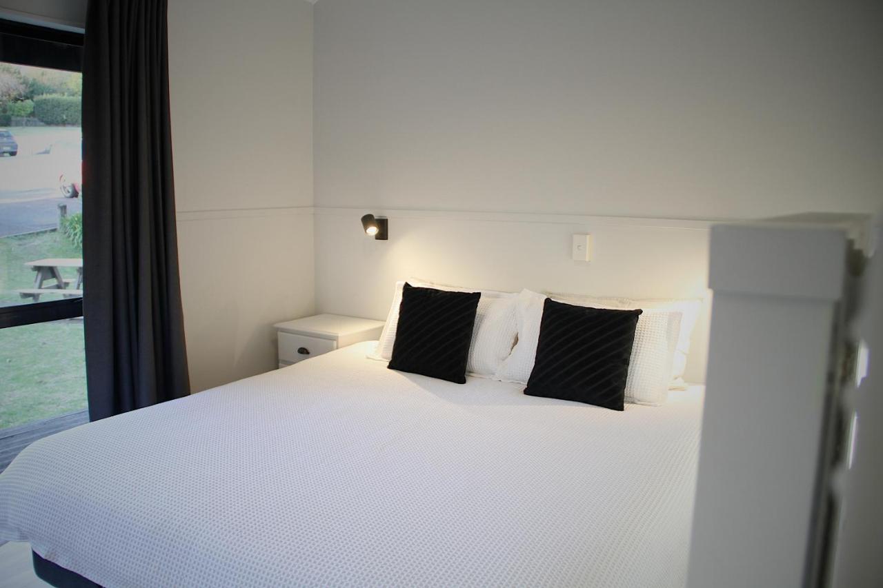 Hugo & Carters Backpackers & Motel Tauranga Exterior foto A bedroom at the hotel