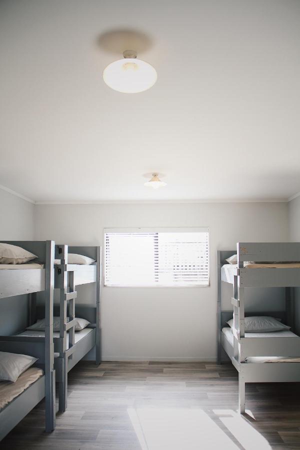 Hugo & Carters Backpackers & Motel Tauranga Exterior foto A room at the San Diego Rescue Mission