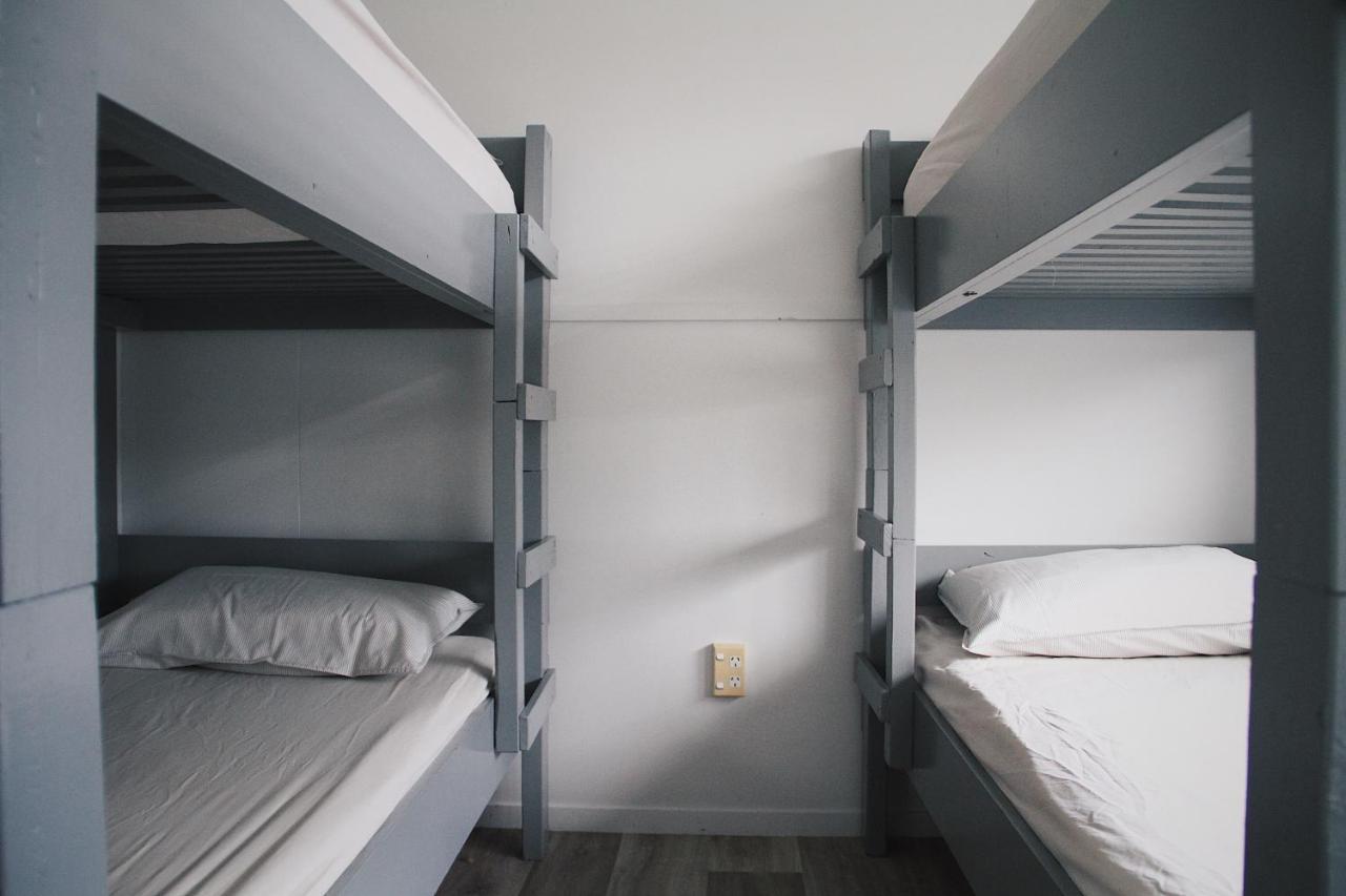 Hugo & Carters Backpackers & Motel Tauranga Exterior foto A bunk bed