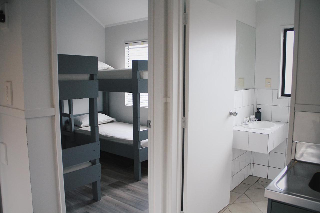 Hugo & Carters Backpackers & Motel Tauranga Exterior foto A bunk room at a hostel