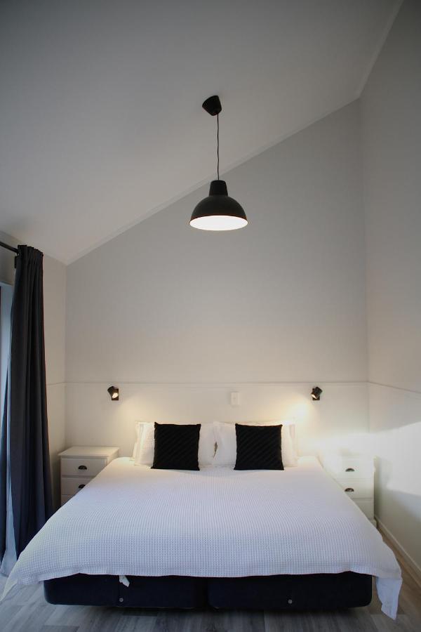 Hugo & Carters Backpackers & Motel Tauranga Exterior foto A pendant light