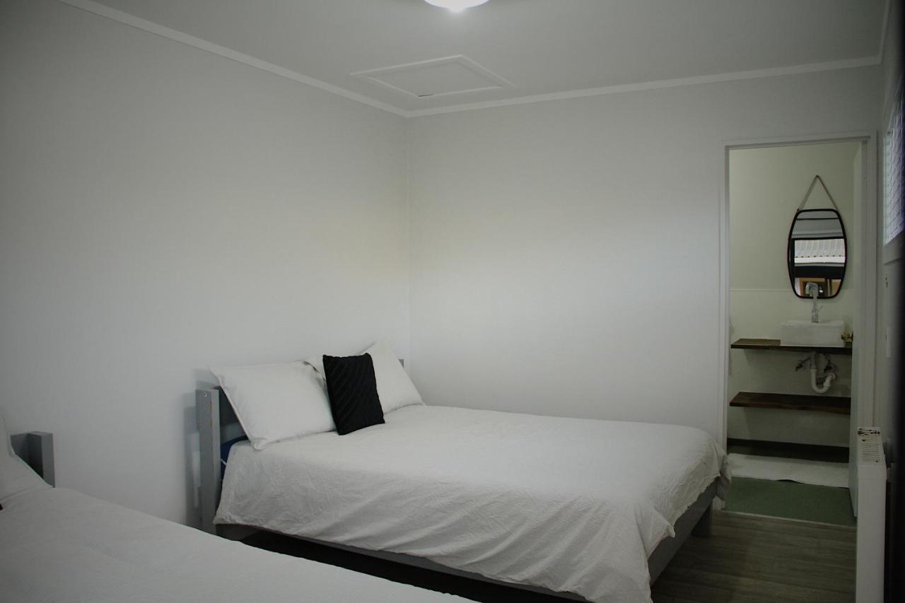 Hugo & Carters Backpackers & Motel Tauranga Exterior foto A bedroom