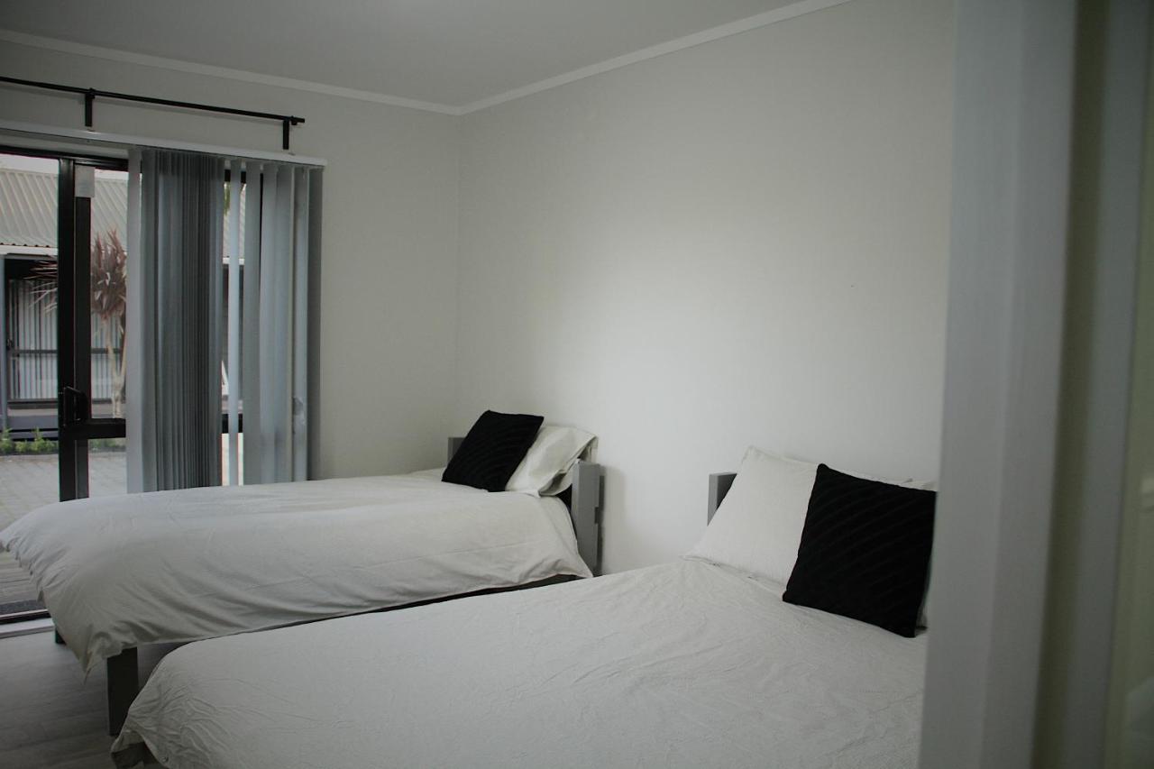 Hugo & Carters Backpackers & Motel Tauranga Exterior foto A bedroom at the hotel